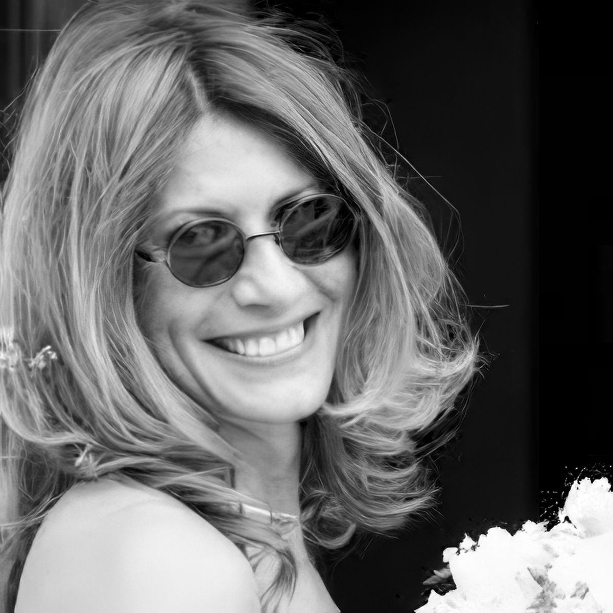 Portrait de Karen Delfau, fondatrice de la boutique Mademois’Elle K à Cassis, souriante et rayonnante.