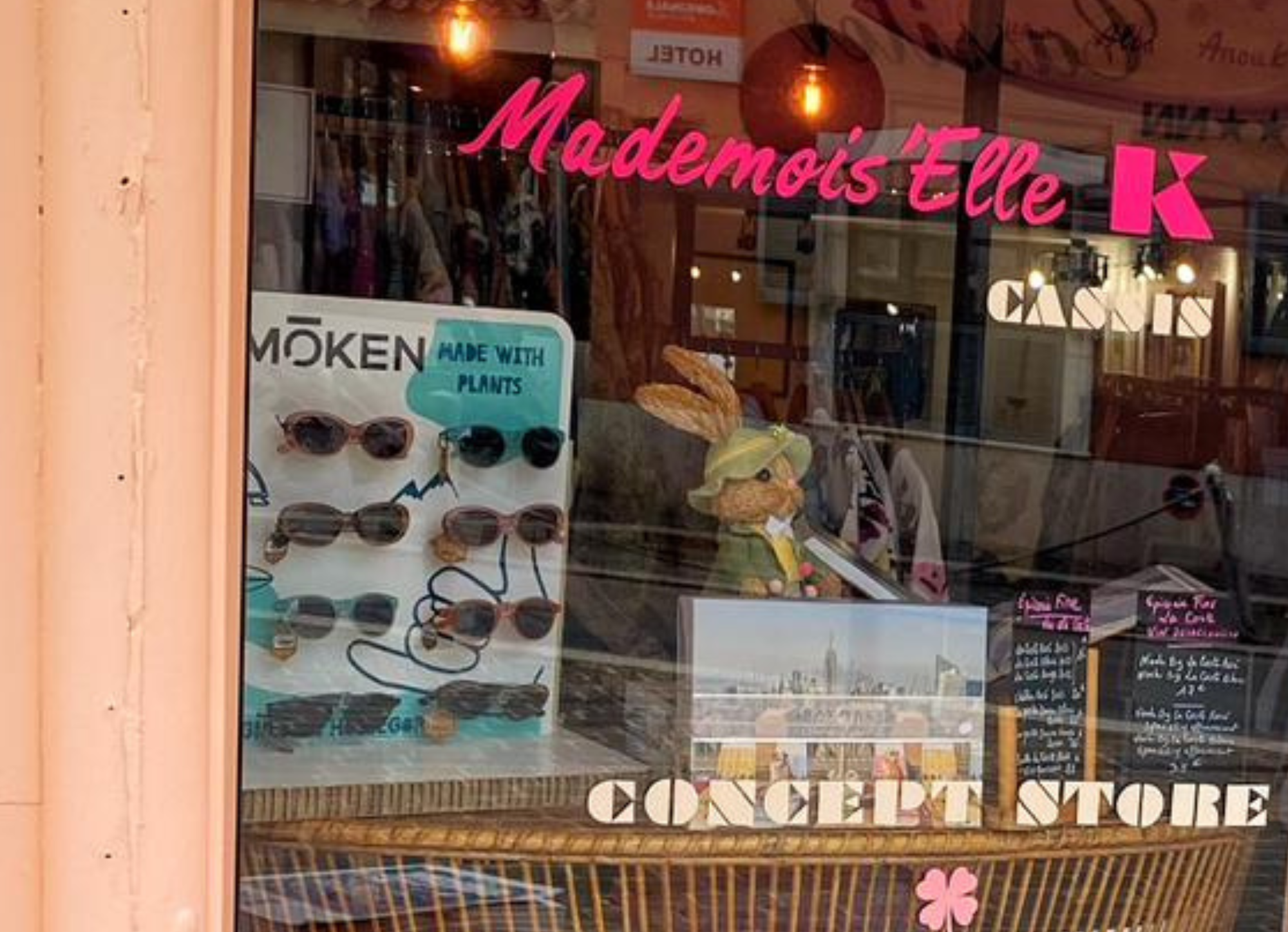 Vitrine de la boutique Mademoiselle K à Cassis, mettant en avant des bijoux, des accessoires et des lunettes MOKEN fabriquées à partir de plantes, dans un concept store chic et original.