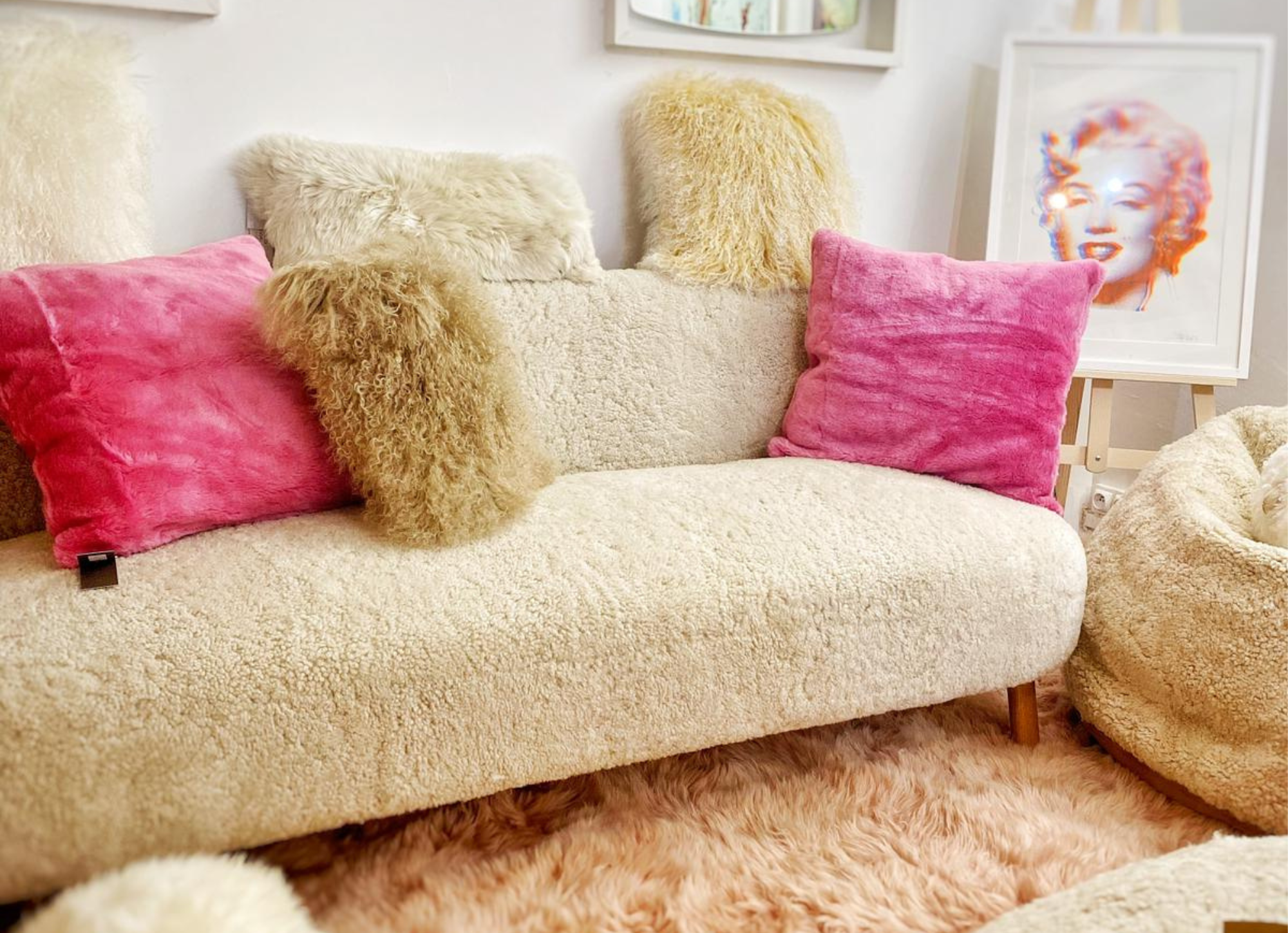 Coussins en fausse fourrure de couleurs vives, disponibles à la boutique Mademoiselle K à Cassis. Idéaux pour apporter du confort et du style à votre décoration intérieure.