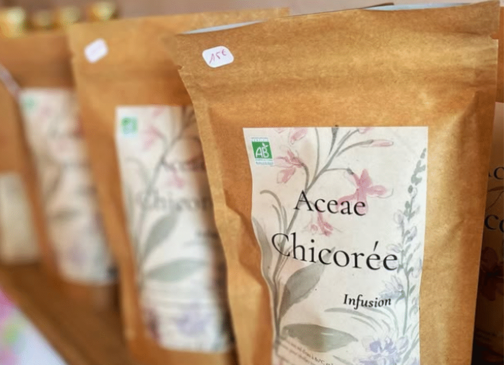 Infusion bio à la chicorée dans un emballage kraft, disponible à Mademoiselle K à Cassis, pour une expérience de bien-être authentique.