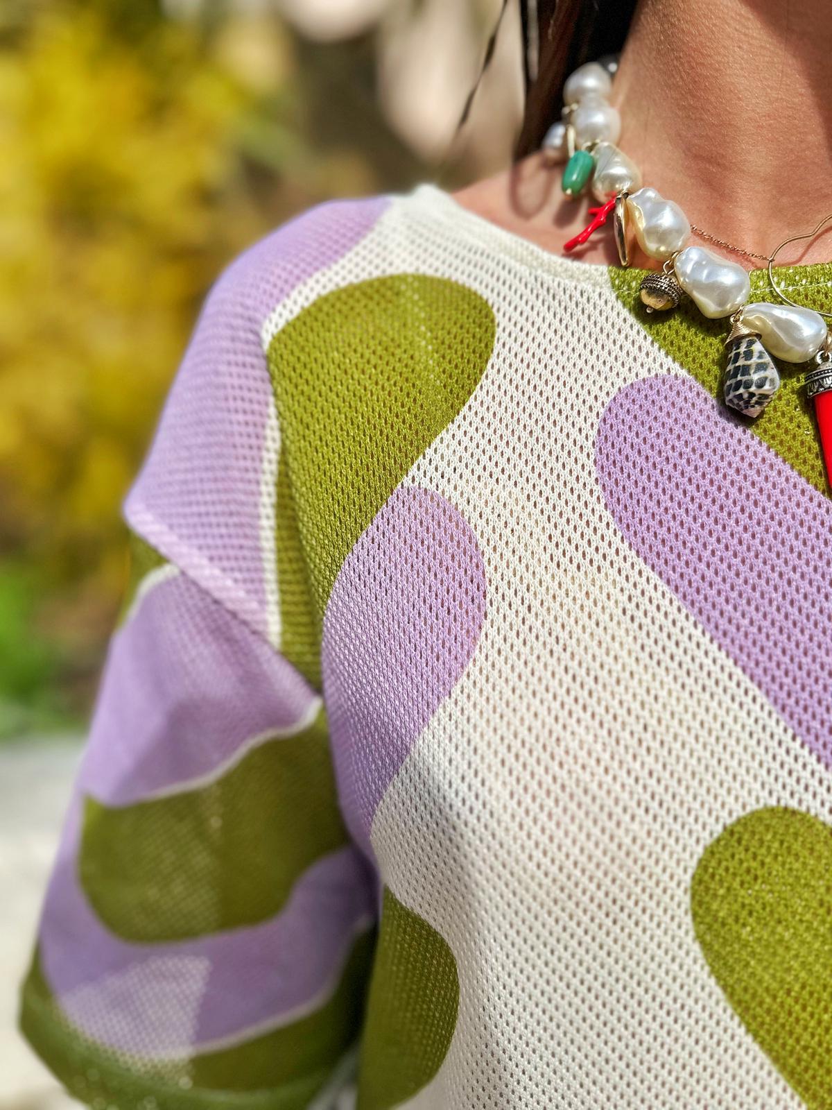 Top à motifs verts et violets, disponible à la boutique Mademoiselle K à Cassis, accompagné d'un collier de perles. Élégant et léger, idéal pour l'été.