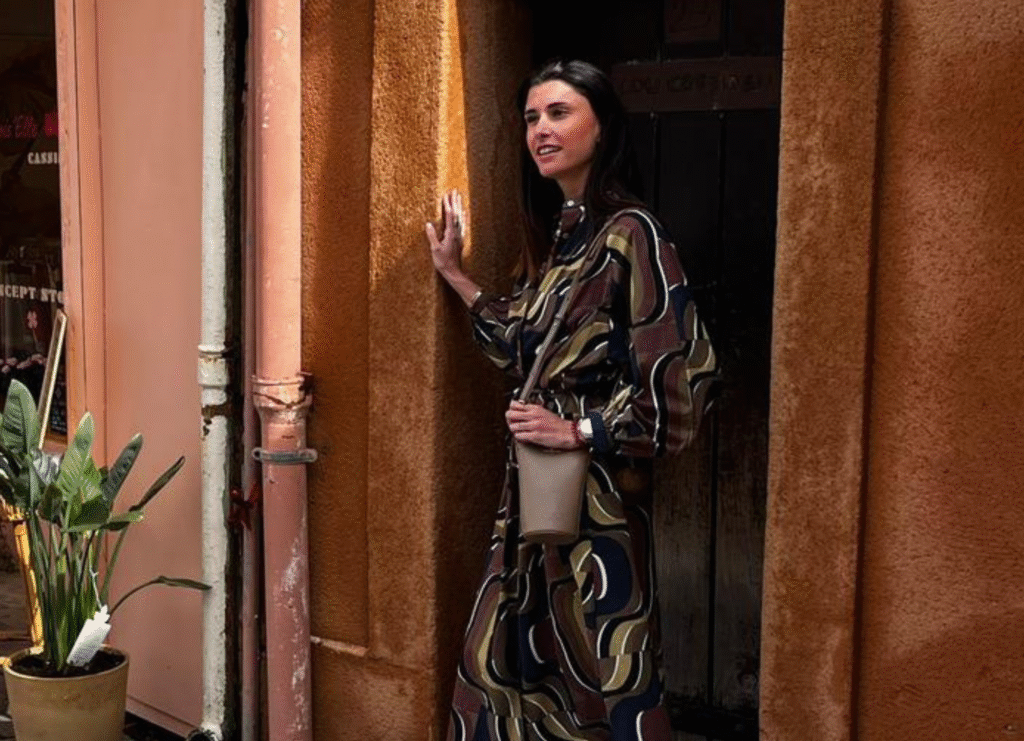 Robe à motifs géométriques et sac minimaliste, disponible à la boutique Mademoiselle K à Cassis. Élégante et moderne, parfaite pour l'été.
