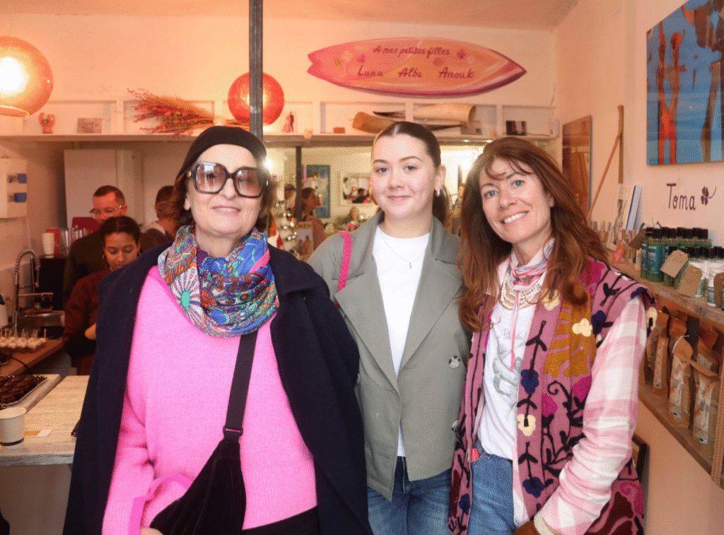 Photo de groupe lors de l'inauguration de Mademoiselle K à Cassis, avec des clients et des amis partageant un moment convivial dans le concept store, entourés de créations artisanales et d'objets décoratifs.